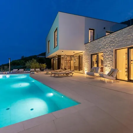 Rovni Villa *